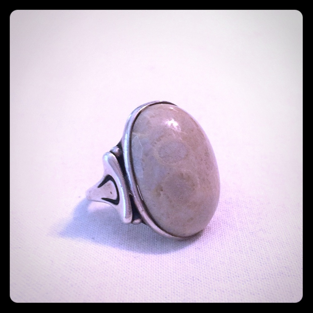 ♥️ Silver ring with off-white agate stone ♥️